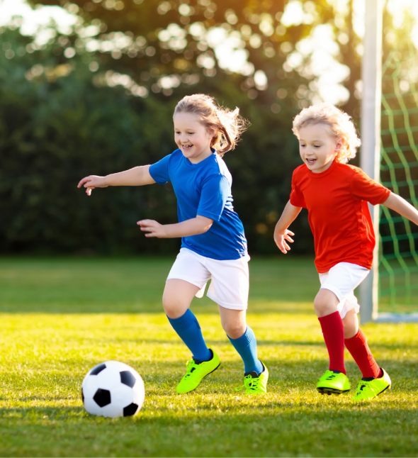 foto crianças jogando bola