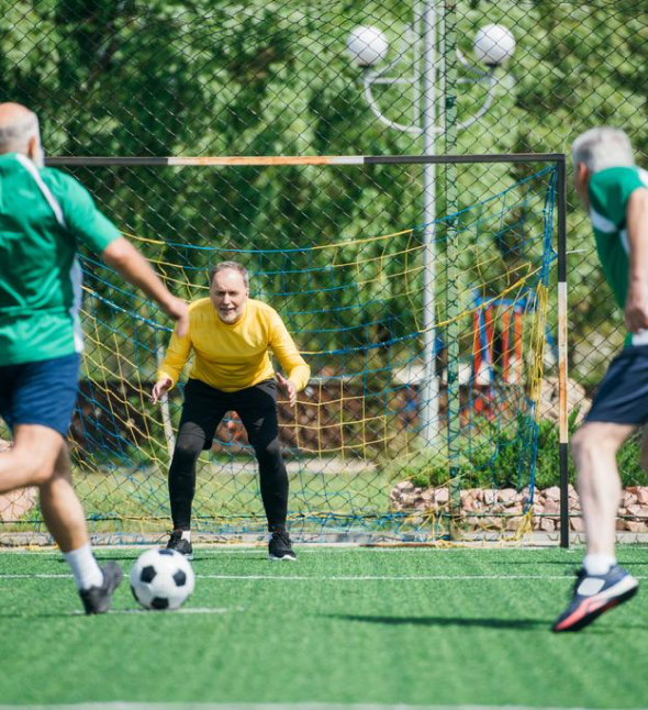 senhores jogando bola